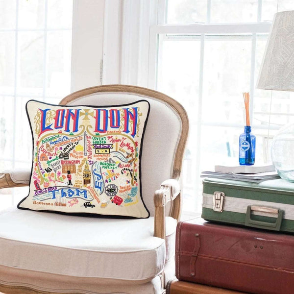 Hand Embroidered Pillow London - Håndbroderet pude med motiver