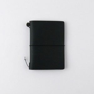 Traveler's Company Traveler's Notebook Black Passport Size - Notesbog med Cover I Læder